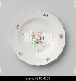 Assiette avec bouquet et sprays de fleurs, manufacture impériale de porcelaine, c. 1800 - c. 1849 assiette en porcelaine avec un bord lobé, peinte sur la glaçure en rouge, rose, vert et jaune. Sur le plat un bouquet de fleurs différentes (y compris la pivoine) entouré de brindilles lâches et cinq branches de fleurs sur le bord. Marqué sur la face inférieure de la protection, la lettre F et les chiffres 63, 33 et 87. Porcelaine de Vienne. glaçage. Peinture / vitrification plaque en porcelaine avec un bord lobé, peinte sur la glaçure en rouge, rose, vert et jaune. Sur l'appartement un bouquet de fleurs différentes (y compris la pivoine) entouré de Loo Banque D'Images