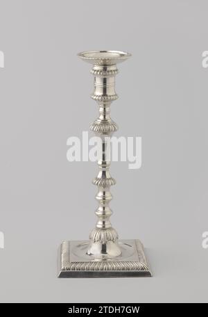 Kandelaar, Ebenezer Coker, 1764 chandelier en argent, avec base carrée et tronc en forme de balustre. Le bougeoir a deux bords nervurés et un collecteur de graisse lâche. London Silver (métal) chandelier en argent, avec base carrée et tronc en forme de balustre. Le bougeoir a deux bords nervurés et un collecteur de graisse lâche. Argent Londres (métal) Banque D'Images