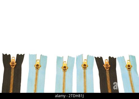 Fermetures éclair noires et bleues pour vêtements, réparation sur blanc Banque D'Images