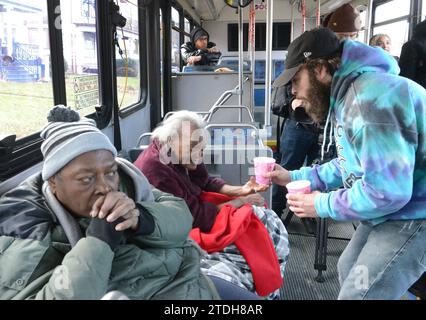 Racine, Wisconsin, États-Unis. 18 décembre 2023. TYLER TOWNSEND et sa petite amie RHONDA RANGEL rentraient chez eux de vacances à Hancock, Wisconsin quand ils ont passé devant l'immeuble d'appartements Burning Parkview Manor au 2000 Washington Avenue. Ils sont allés chercher du café pour les résidents, y compris JOANN MARQUETTE, partie, et sa tante MYRIA JOHNSON, qui se réfugiaient du froid dans un bus de la ville après l'incendie du lundi matin 18 décembre 2023. (Image de crédit : © Mark Hertzberg/ZUMA Press Wire) USAGE ÉDITORIAL SEULEMENT! Non destiné à UN USAGE commercial ! Banque D'Images