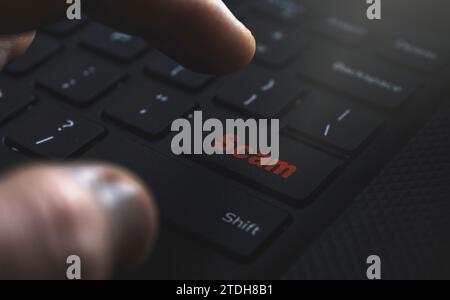 Man main cliquez sur le bouton Scam sur le clavier. Arnaque concept en ligne sur Internet Banque D'Images