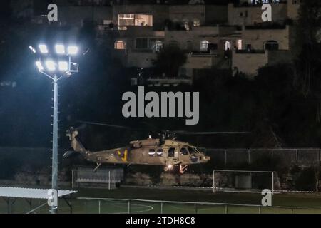 Jérusalem, Israël. 18 décembre 2023. Les FDI blessés du champ de bataille sont évacués pour raisons médicales vers le centre médical Shaare Zedek à Jérusalem par la 669e unité tactique spéciale de sauvetage. Israël est engagé dans une guerre avec le Hamas à la suite de tirs massifs de roquettes depuis la bande de Gaza vers Israël le 7 octobre 2023, de l'infiltration d'hommes armés en territoire israélien, du massacre de 1 400 femmes et enfants civils dans leurs maisons et de la prise d'otages de quelque 240 civils, dont des bébés et des enfants, et soldats. Crédit : NIR Alon/Alamy Live News Banque D'Images