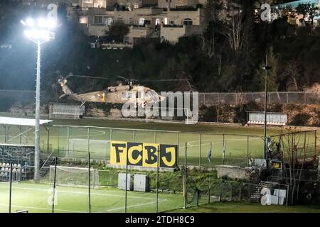 Jérusalem, Israël. 18 décembre 2023. Les FDI blessés du champ de bataille sont évacués pour raisons médicales vers le centre médical Shaare Zedek à Jérusalem par la 669e unité tactique spéciale de sauvetage. Israël est engagé dans une guerre avec le Hamas à la suite de tirs massifs de roquettes depuis la bande de Gaza vers Israël le 7 octobre 2023, de l'infiltration d'hommes armés en territoire israélien, du massacre de 1 400 femmes et enfants civils dans leurs maisons et de la prise d'otages de quelque 240 civils, dont des bébés et des enfants, et soldats. Crédit : NIR Alon/Alamy Live News Banque D'Images