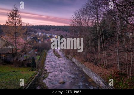 Vue du pont sur la couleur de la rivière Kwisa à Swieradow Zdroj Pologne Banque D'Images