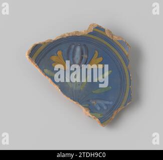 Sharp of ross - faïence de cuisson, avec glaçage bleu au sommet avec décoration d'une scène avec 4 fleurs qui se dressent dans la terre en brun, blanc, jaune, orange et vert, et quelques cercles en brun et jaune autour d'elle, anonyme, 1600 - 1650 faïence des pays-Bas du Nord. Faïence majolique du nord des pays-Bas glacés. glaçage majolique Banque D'Images