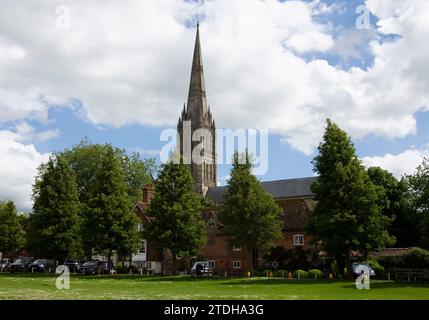 Vue extérieure de la cathédrale de Salisbury depuis la cathédrale proche Banque D'Images