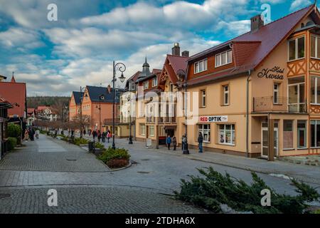 Centre de la ville thermale de montagnes dans le jour de ciel bleu froid à Swieradow Zdroj Pologne 12 16 2023 Banque D'Images