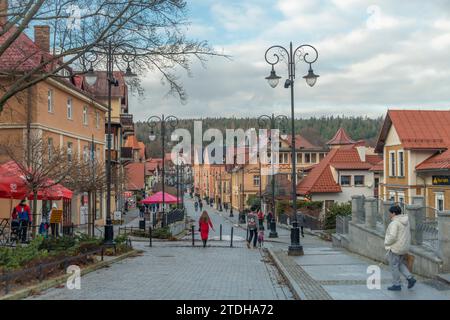 Centre de la ville thermale de montagnes dans le jour de ciel bleu froid à Swieradow Zdroj Pologne 12 16 2023 Banque D'Images