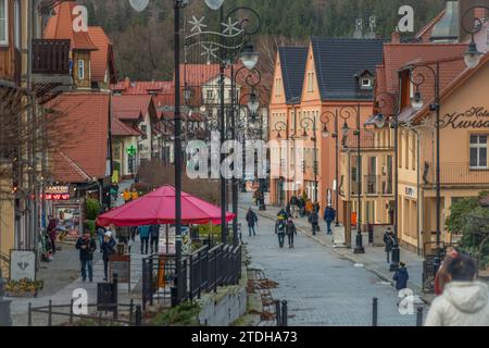 Centre de la ville thermale de montagnes dans le jour de ciel bleu froid à Swieradow Zdroj Pologne 12 16 2023 Banque D'Images