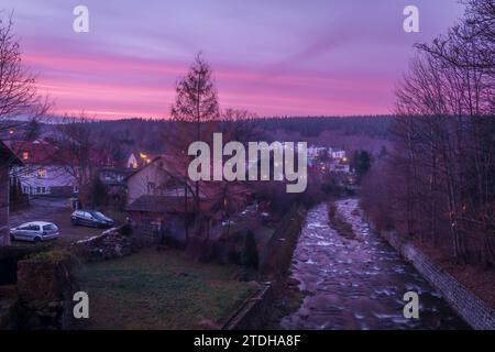 Vue du pont sur la couleur de la rivière Kwisa à Swieradow Zdroj Pologne 12 16 2023 Banque D'Images