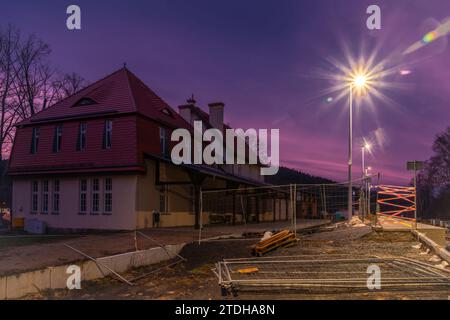 Soirée couleur d'hiver dans la gare de Swieradow Zdroj Pologne 12 16 2023 Banque D'Images