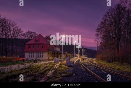 Soirée couleur d'hiver dans la gare de Swieradow Zdroj Pologne 12 16 2023 Banque D'Images