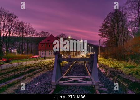 Soirée couleur d'hiver dans la gare de Swieradow Zdroj Pologne 12 16 2023 Banque D'Images