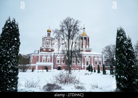 Ryazan, Russie - 16 décembre 2023 : garez-vous sur le territoire d'un monastère orthodoxe russe par une journée nuageuse d'hiver Banque D'Images