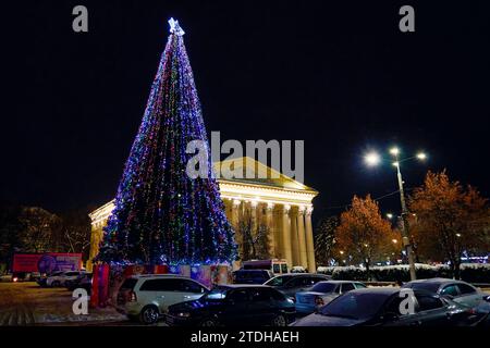 Ryazan, Russie - 16 décembre 2023 : arbre du nouvel an sur la place de la ville avec le bâtiment du théâtre en arrière-plan Banque D'Images