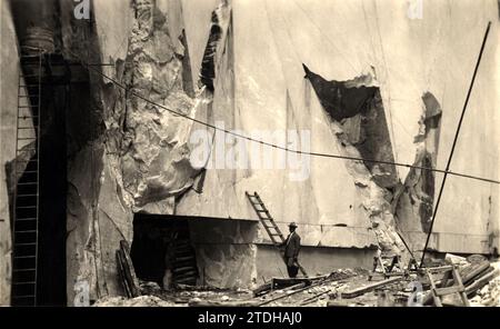 1928 c., CARRARE , TOSCANE, ITALIE : le marbre blanc de Carrare est un type de marbre extrait des carrières des Alpes Apuanes sur le territoire de Carrare ( Massa-Carrare ). Sur cette photo le rocher coupé et extrait avec un fil hélicoïdal. Les œuvres architecturales et sculpturales les plus importantes au monde ont été créées avec ce marbre. L'activité minière réelle s'est développée à partir de l'époque romaine, et a connu son plus grand développement sous Jules César (48-44 av. J.-C.). Pendant la Renaissance, c'est le marbre utilisé par Michelangelo Bonarroti , qui est venu choisir personnellement les blocs à travailler. Banque D'Images
