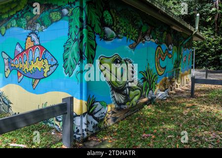 toilettes publiques peintes par des artistes indigènes locaux mettant en vedette la faune du Queensland, Rotary Park, Mossman, Queensland, Australie Banque D'Images