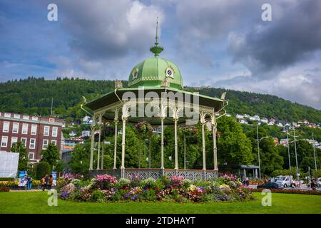 Bergen, Norvège, 29 juin 2023 : les Pedestrains marchent dans les rues de la ville de Julemarked Byparken dans le centre de Bergen pendant un après-midi. La région est famou Banque D'Images