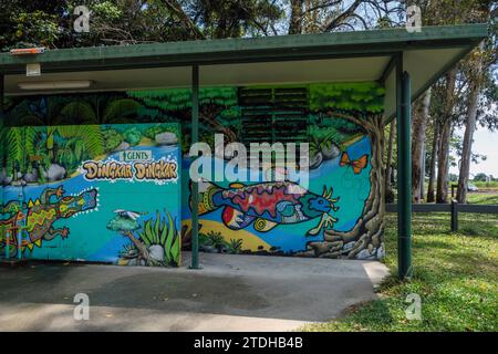 toilettes publiques peintes par des artistes indigènes locaux mettant en vedette la faune du Queensland, Rotary Park, Mossman, Queensland, Australie Banque D'Images