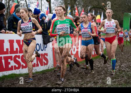 Alexandra Maria Hudea, de Roumanie, et Petra Santos, du Portugal, concourent dans la course féminine U20 aux Championnats d’Europe de cross-country SPAR, à Laek Banque D'Images