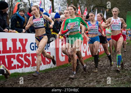 Alexandra Maria Hudea, de Roumanie, et Petra Santos, du Portugal, concourent dans la course féminine U20 aux Championnats d’Europe de cross-country SPAR, à Laek Banque D'Images