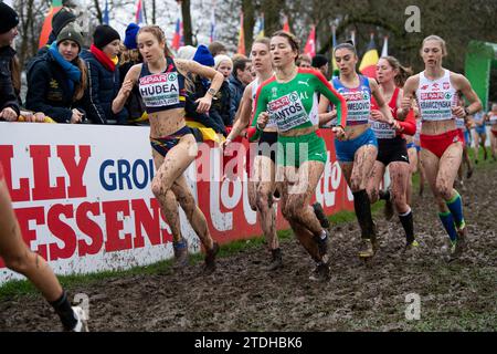 Alexandra Maria Hudea, de Roumanie, et Petra Santos, du Portugal, concourent dans la course féminine U20 aux Championnats d’Europe de cross-country SPAR, à Laek Banque D'Images