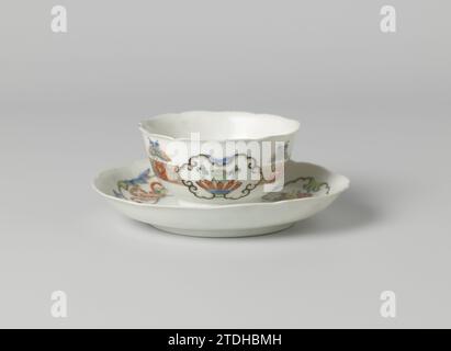 Tasse et soucoupe en forme de cloche avec papillons, rouleaux floraux et objets auspicieux en panneaux, anonyme, c. 1725 - c. 1749 tasse et soucoupe en forme de cloche en porcelaine avec mur lobé, peintes sur la glaçure en bleu, rouge, vert, jaune, noir et or. Sur le plat du plat au centre une rosette de vignes de fleurs stylisées ; autour de cela une bande de vignes de fleurs et de papillons entrecoupés de trois cartouches avec des symboles chanceux : corbeille de fruits (fingercitroen, pêche), fleur de lotus avec gousse ou livres et rouleaux. La tête avec la même décoration. Une fissure dans le mur de la tête. Famle Rose. China porcel Banque D'Images