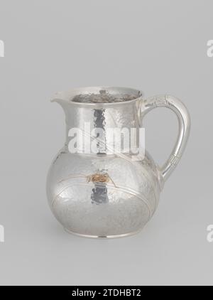 Carafe à eau avec des motifs végétaux et floraux, Tiffany & Co. (Attribué à), c. 1873 - c. 1874 carafe à eau en argent avec une surface martelée et une décoration métallique différente et gravée d'une sauterelle, d'une libellule, de deux papillons et de plantes et fleurs, l'oreille lisse est interrompue par deux pneus nervurés. New York (ville) argent (métal). Martelage / gravure en métal cruche d'eau en argent avec une surface martelée et un décor métallique différent et gravé d'une sauterelle, d'une libellule, de deux papillons et de plantes et fleurs, l'oreille lisse est interrompue par deux pneus nervurés. New York (ville) argent (métal). m Banque D'Images