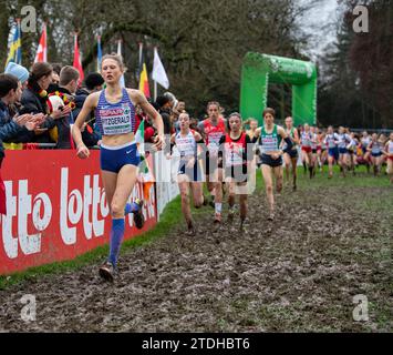 Innes Fitzgerald de Grande-Bretagne et ni en compétition dans la course féminine U20 aux Championnats d’Europe de cross-country SPAR, Laeken Park à Bruxelles, BE Banque D'Images