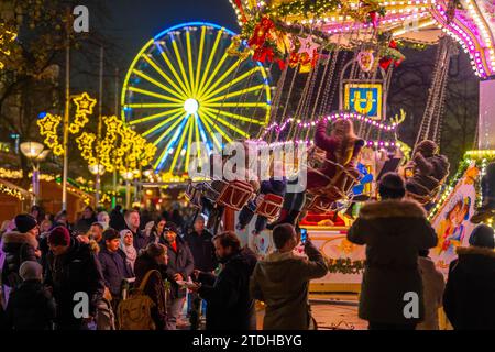 Marché de Noël à Königsstraße dans le centre-ville de Duisburg, avant la saison de Noël, lumières de Noël, grande roue, étals de marché de Noël, foules Banque D'Images