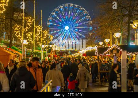 Marché de Noël à Königsstraße dans le centre-ville de Duisburg, avant la saison de Noël, lumières de Noël, grande roue, étals de marché de Noël, foules Banque D'Images