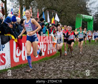 Innes Fitzgerald de Grande-Bretagne et ni en compétition dans la course féminine U20 aux Championnats d’Europe de cross-country SPAR, Laeken Park à Bruxelles, BE Banque D'Images