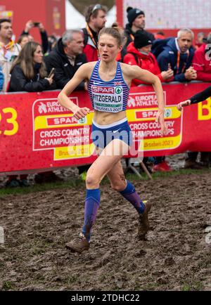 Innes Fitzgerald de Grande-Bretagne et ni en compétition dans la course féminine U20 aux Championnats d’Europe de cross-country SPAR, Laeken Park à Bruxelles, BE Banque D'Images