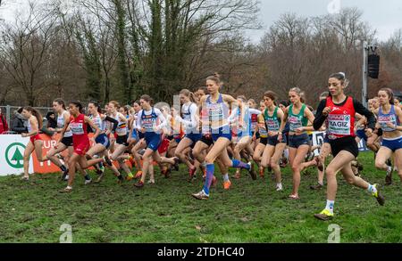 Innes Fitzgerald de Grande-Bretagne et ni en compétition dans la course féminine U20 aux Championnats d’Europe de cross-country SPAR, Laeken Park à Bruxelles, BE Banque D'Images