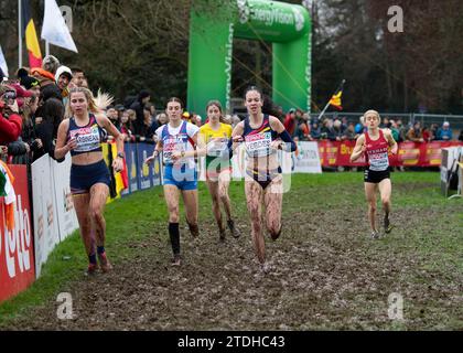 Iulia Florina Marginean et Diana Verdes, de Roumanie, concourent dans la course féminine U20 aux Championnats d’Europe de cross-country SPAR, à Laeken Park In Banque D'Images