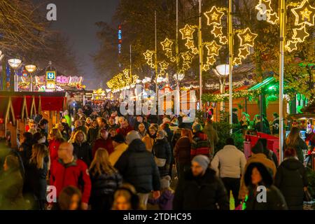 Marché de Noël à Königsstraße dans le centre-ville de Duisburg, avant la saison de Noël, lumières de Noël, étals de marché de Noël, foules, NRW, Allemagne Banque D'Images