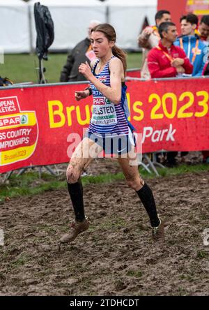 Lizzie Wellsted de Grande-Bretagne et ni concourant dans la course féminine U20 aux Championnats d’Europe de cross-country SPAR, Laeken Park à Bruxelles, Bel Banque D'Images