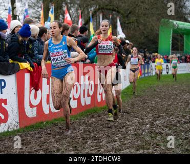 Margherita Voliani, d’Irlande, et Ruth Marti, d’Espagne, concourent dans la course féminine U20 aux Championnats d’Europe de cross-country SPAR, à Laeken Park Banque D'Images