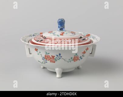 Brûleur d'encens, anonyme, c. 1670 - c. 1690 brûleur d'encens en porcelaine sous la forme d'un bol rond avec un anneau de pied et un bord plat, nervuré, sur trois pattes, avec deux oreilles rectangulaires. Peint sur la glaçure en bleu, rouge vert et noir avec des branches de prunus et un bord de triangles avec des lignes sur le couvercle. Kakiemon. Porcelaine du Japon. glaçage. Peinture / vitrification brûleur d'encens en porcelaine sous la forme d'un bol rond avec un anneau de pied et un bord plat, nervuré, sur trois pattes, avec deux oreilles rectangulaires. Peint sur la glaçure en bleu, rouge vert et noir avec des branches de prunus et un bord de triangles W. Banque D'Images