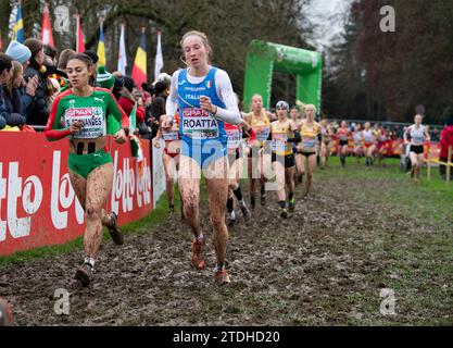 Stela Fernandes, du Portugal, et Adele Roatta, de l’Italie, concourent dans la course féminine U20 aux Championnats d’Europe de cross-country SPAR, à Laeken Park Banque D'Images