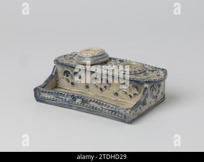 Support d'encre a rencontré des formes de coeur et des feuilles, anonyme, c. 1750 - c. 1799 ensemble d'encre de grès avec une boîte à stylo et deux supports pour le pot d'encre et l'épandeur de sable. Partiellement recouvert de bleu cobalt. Sur le support une décoration en relief de formes de coeur et de feuilles imprimées et imposées. Les bords avec de petites fleurs ou des étoiles. En haut sur chaque coin un modèle 'Klinknagell'. Deux épandeurs de sable au lieu d'un épandeur et d'un pot d'encre. Westerwald. Grès Westerwald. glaçage. Cobalt (minéral) vitrification jeu d'encre en grès avec une boîte à stylo et deux supports pour le pot d'encre et l'épandeur de sable. wi partiellement couvert Banque D'Images