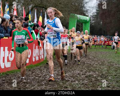 Stela Fernandes, du Portugal, et Adele Roatta, de l’Italie, concourent dans la course féminine U20 aux Championnats d’Europe de cross-country SPAR, à Laeken Park Banque D'Images