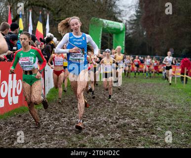 Stela Fernandes, du Portugal, et Adele Roatta, de l’Italie, concourent dans la course féminine U20 aux Championnats d’Europe de cross-country SPAR, à Laeken Park Banque D'Images