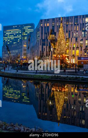 Marché de Noël, au centre commercial Kö-Bogen, dans le centre-ville de Düsseldorf, à l'arrière à gauche de la Dreischeibenhaus, NRW, Allemagne Banque D'Images