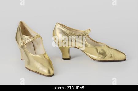 Chaussure en cuir doré avec bracelet sur le cou-de-pied et noeud en cuivre décoré de strass, modèle du soir, anonyme, c. 1928 chaussure gauche en cuir doré avec bracelet sur le cou-de-pied et noeud en cuivre avec strass décoré. Nez pointu, une couverture avec deux feuilles latérales. Talon haut lourd, légèrement érodé. Pays-Bas (éventuellement) entier : cuir. Bouton : cuivre (métal). Knoop : pâte (verre) chaussure gauche en cuir doré avec bracelet sur le cou-de-pied et noeud en cuivre avec strass décoré. Nez pointu, une couverture avec deux feuilles latérales. Talon haut lourd, légèrement érodé. Pays-Bas (éventuellement) entier : Leath Banque D'Images