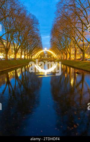 Marché de Noël, sur Königsallee, Kö, étang Stadtgraben, lumières de Noël, dans le centre-ville de Düsseldorf, NRW, Allemagne Banque D'Images