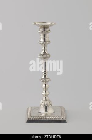 Kandelaar, Ebenezer Coker, 1769 chandelier en argent, avec base carrée et tronc en forme de balustre. Le bougeoir a deux bords nervurés et un collecteur de graisse lâche. London Silver (métal) chandelier en argent, avec base carrée et tronc en forme de balustre. Le bougeoir a deux bords nervurés et un collecteur de graisse lâche. Argent Londres (métal) Banque D'Images