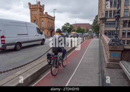 Cyclistes sur la piste cyclable à bandes rouges sur un sentier pédestre à Hambourg, en Allemagne. Banque D'Images