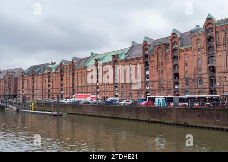 Vue générale de vieux entrepôts en briques rouges dans la Speicherstada Hambourg, Allemagne. Banque D'Images