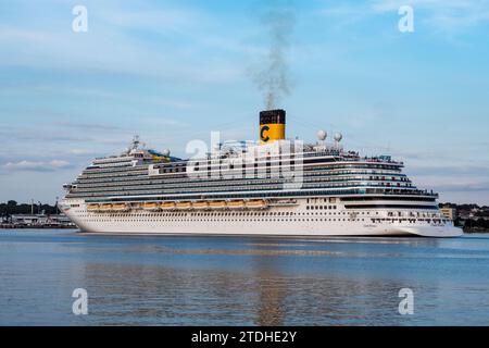 Le bateau de croisière Costa Firenze naviguant loin du terminal de croisière Ostseekai, Kiel, Allemagne. Banque D'Images